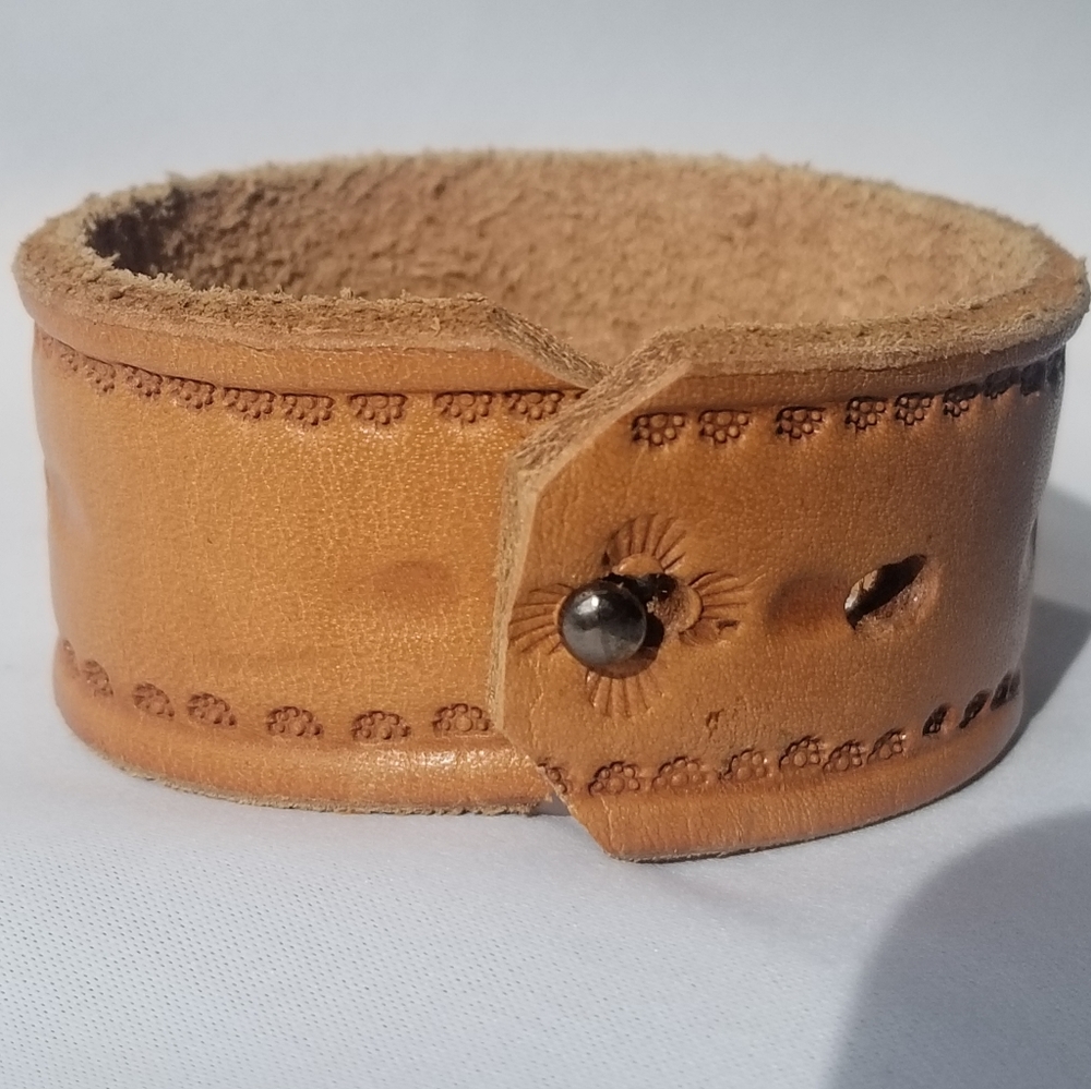 Floral leather cuff - Picture 2 of 2
